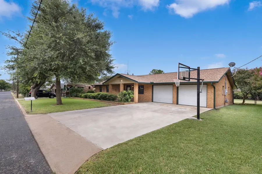 101 E Grothe St, Fredericksburg, TX 78624 - #3
