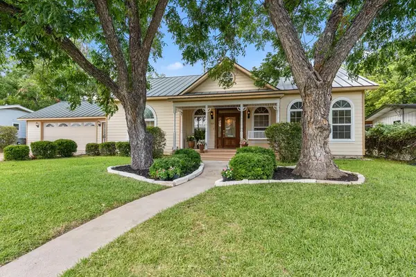 408 W Creek St, Fredericksburg, TX 78624
