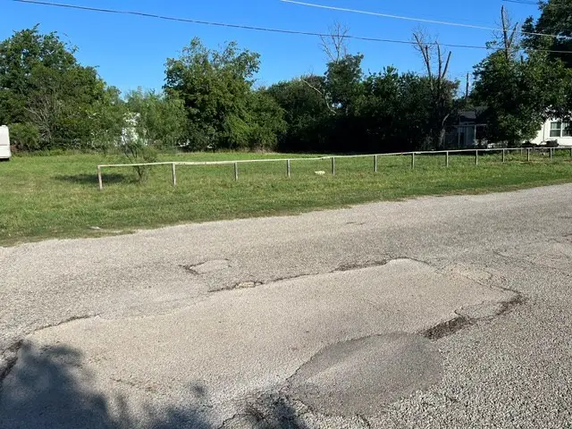 1904 S Cypress St, Brady, TX 76825 - #2