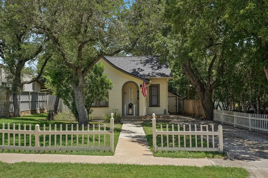 816 Wheless Ave, Kerrville, TX 78028 - #1