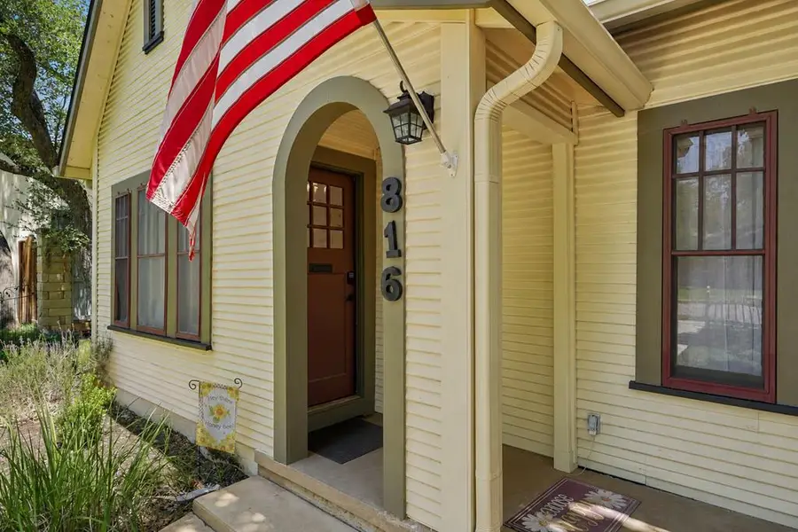 816 Wheless Ave, Kerrville, TX 78028 - #3