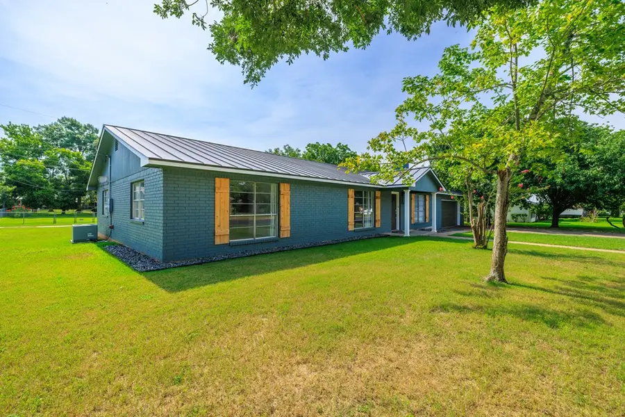 114 N Crestwood Dr, Fredericksburg, TX 78624 - #2