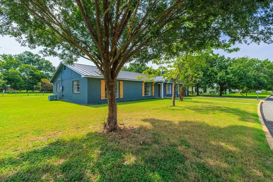 114 N Crestwood Dr, Fredericksburg, TX 78624 - #3