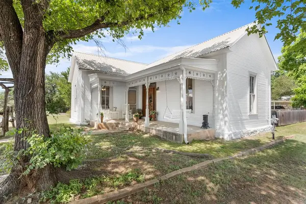 307 S Creek St, Fredericksburg, TX 78624