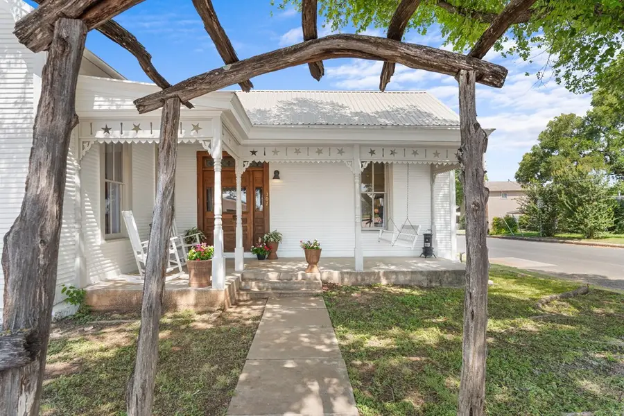 307 S Creek St, Fredericksburg, TX 78624 - #3