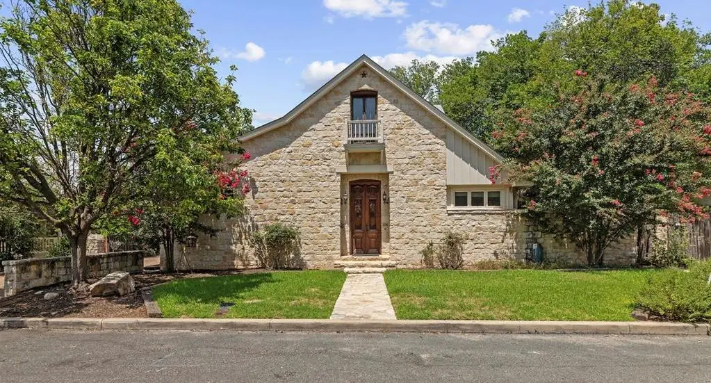 208 W Schubert St, Fredericksburg, TX 78624 - #1