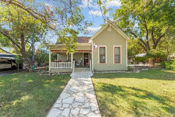 104 N Cherry St, Fredericksburg, TX 78624