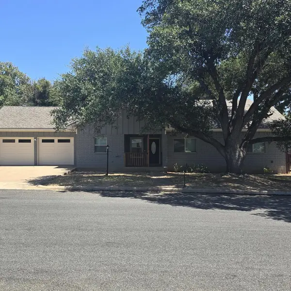 204 Crestwood Dr, Fredericksburg, TX 78624