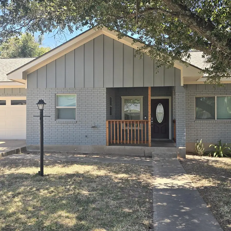 204 Crestwood Dr, Fredericksburg, TX 78624 - #2