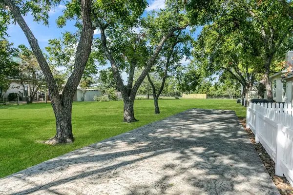 408 Fulton St, Fredericksburg, TX 78624