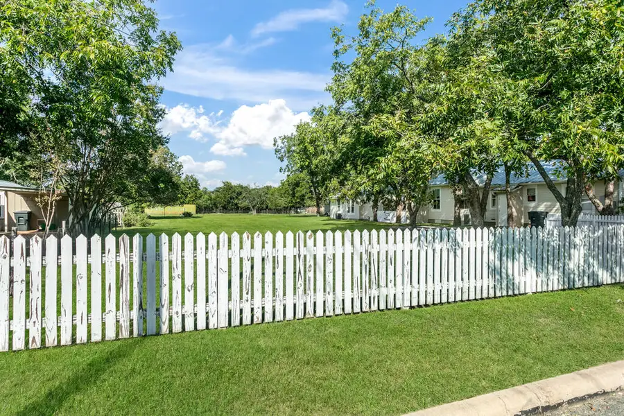 408 Fulton St, Fredericksburg, TX 78624 - #2
