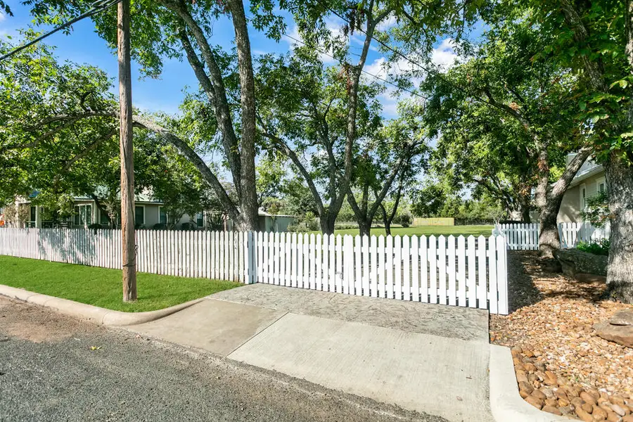 408 Fulton St, Fredericksburg, TX 78624 - #3