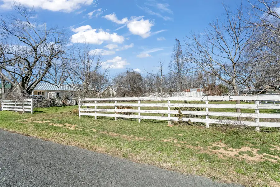 404 Fulton St, Fredericksburg, TX 78624 - #3