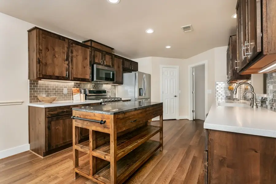 201 E Creekview Dr, Fredericksburg, TX 78624 - #3