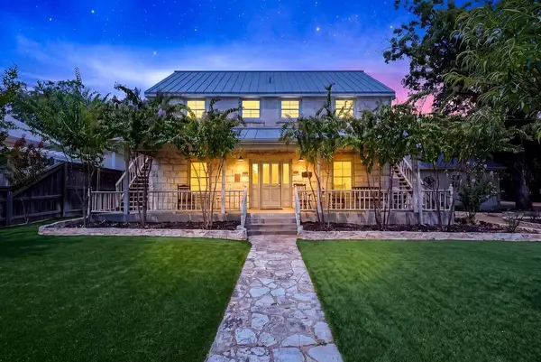 204 N Acorn St, Fredericksburg, TX 78624