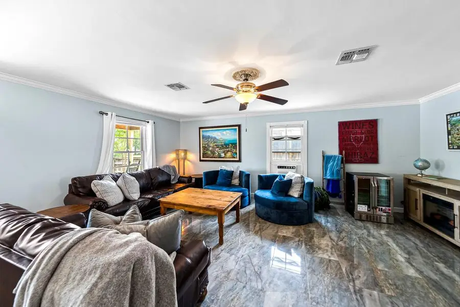204 N Acorn St, Fredericksburg, TX 78624 - #3