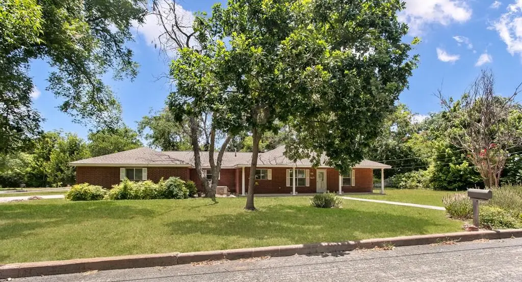 301 W Hackberry St, Fredericksburg, TX 78624 - #1