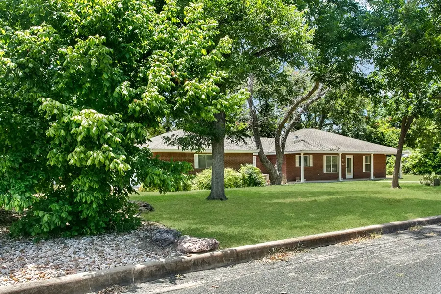 301 W Hackberry St, Fredericksburg, TX 78624 - #3