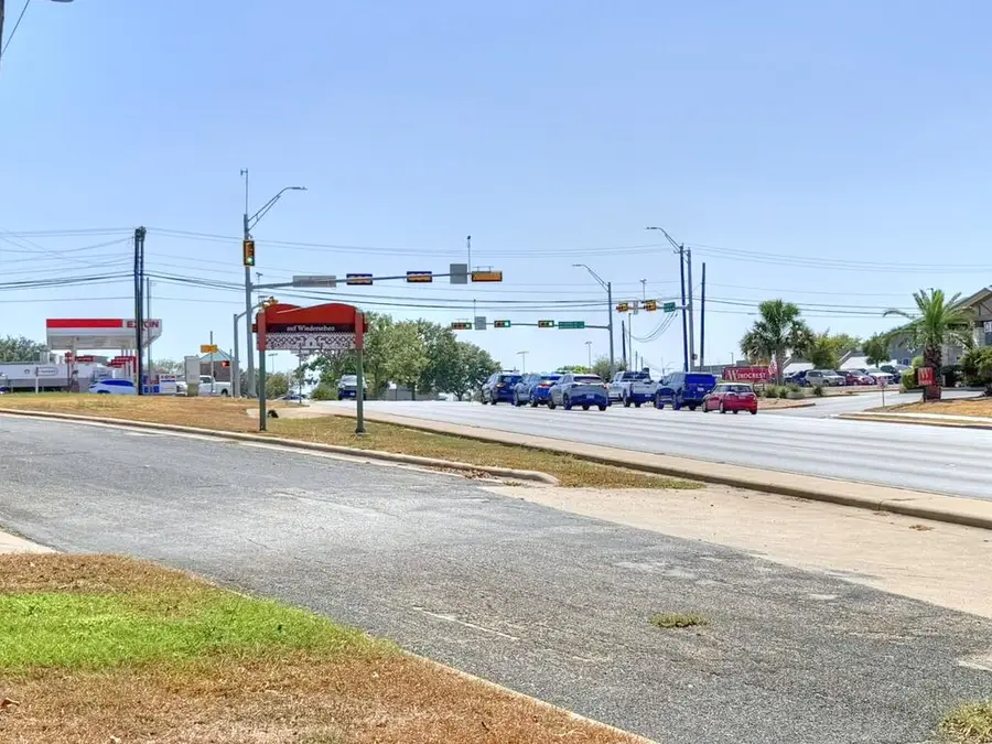 101 E Hale St, Fredericksburg, TX 78624 - #2