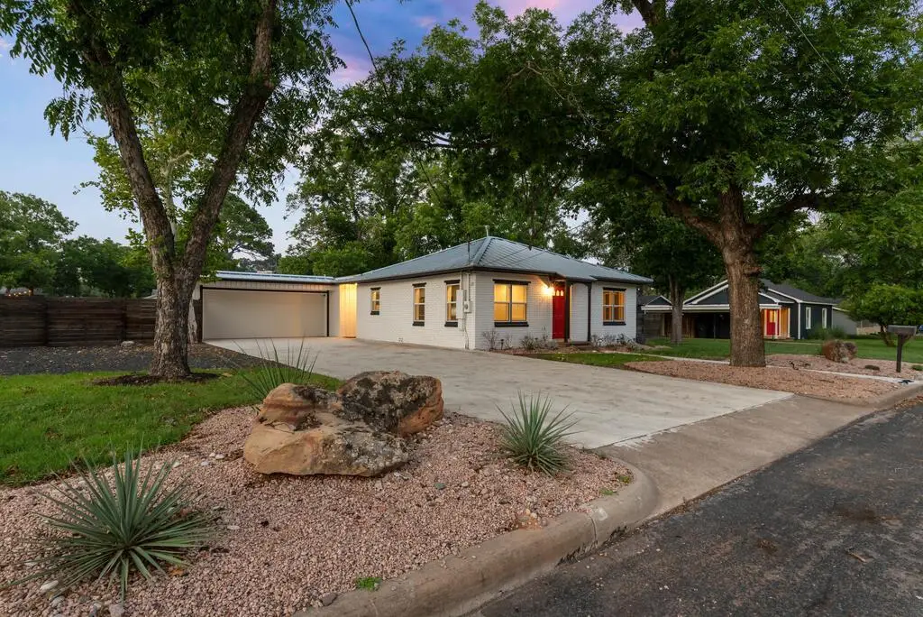 318 W Hackberry St, Fredericksburg, TX 78624 - #1
