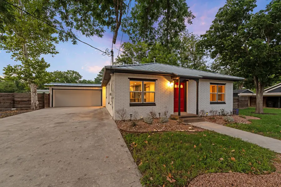 318 W Hackberry St, Fredericksburg, TX 78624 - #3