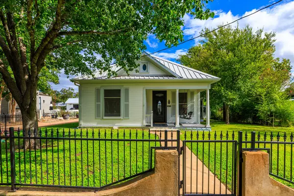 404 E Travis St, Fredericksburg, TX 78624