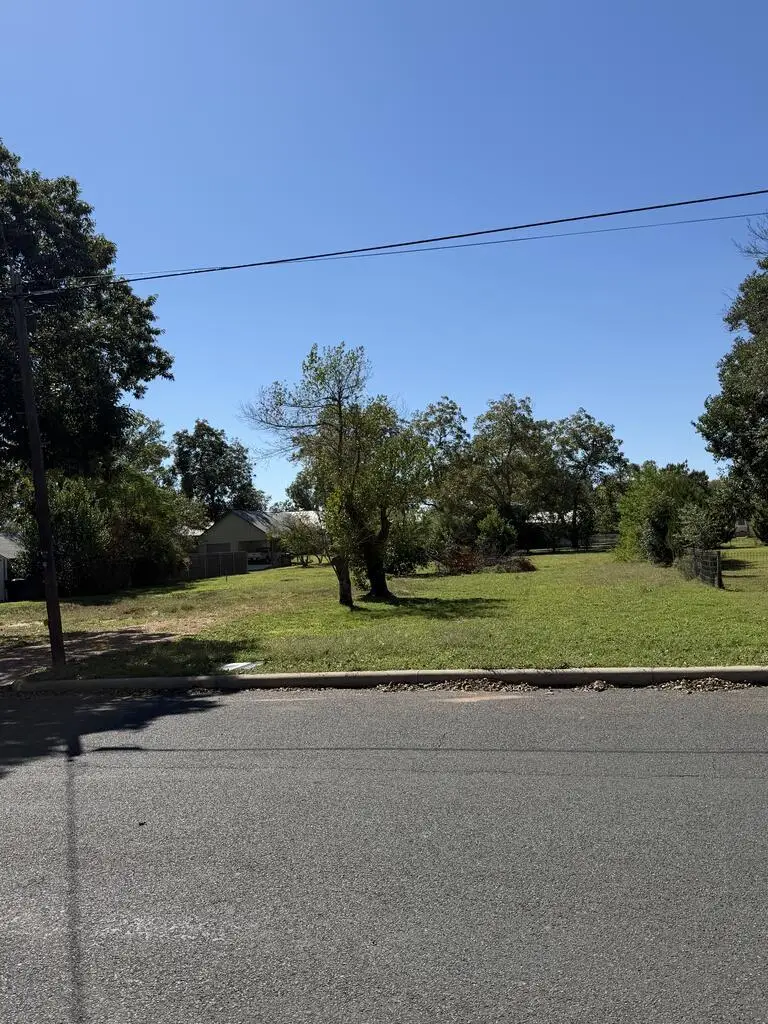 211 W Centre St, Fredericksburg, TX 78624 - #2