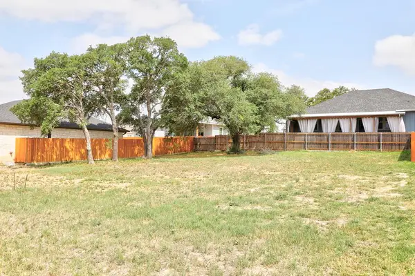 718 Emory Dr, Fredericksburg, TX 78624