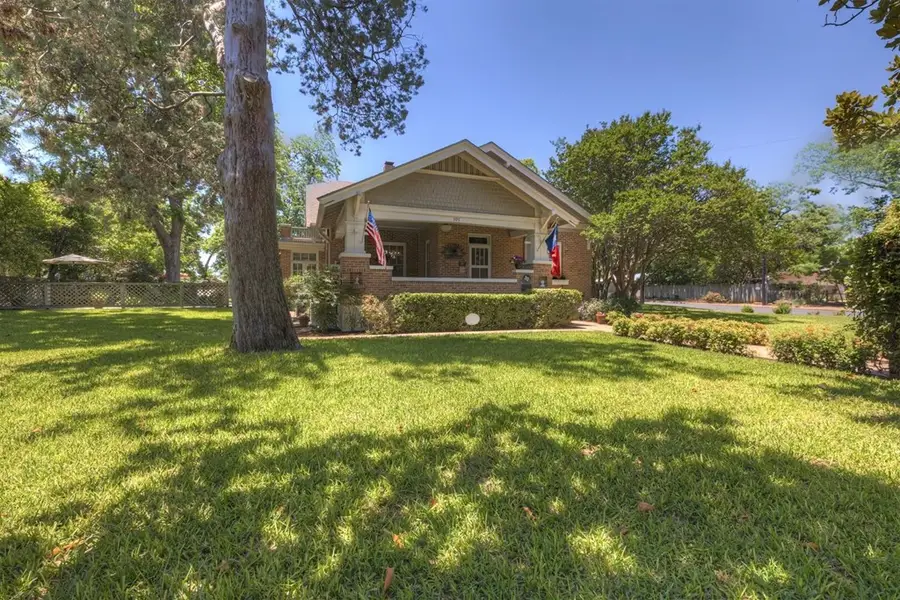 101 E Hackberry St, Fredericksburg, TX 78624 - Image #2
