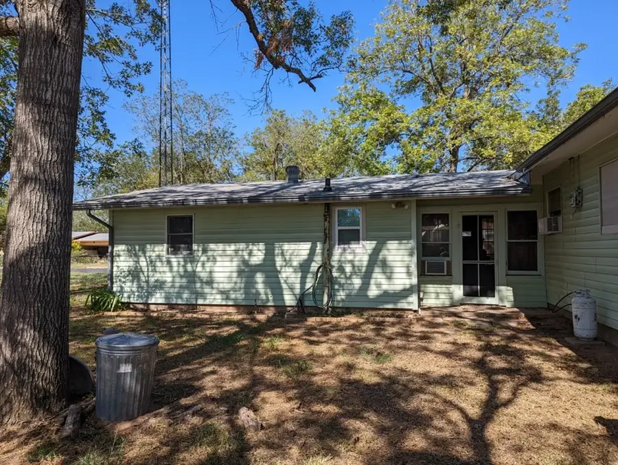 321 W Burbank St, Fredericksburg, TX 78624 - Image #2