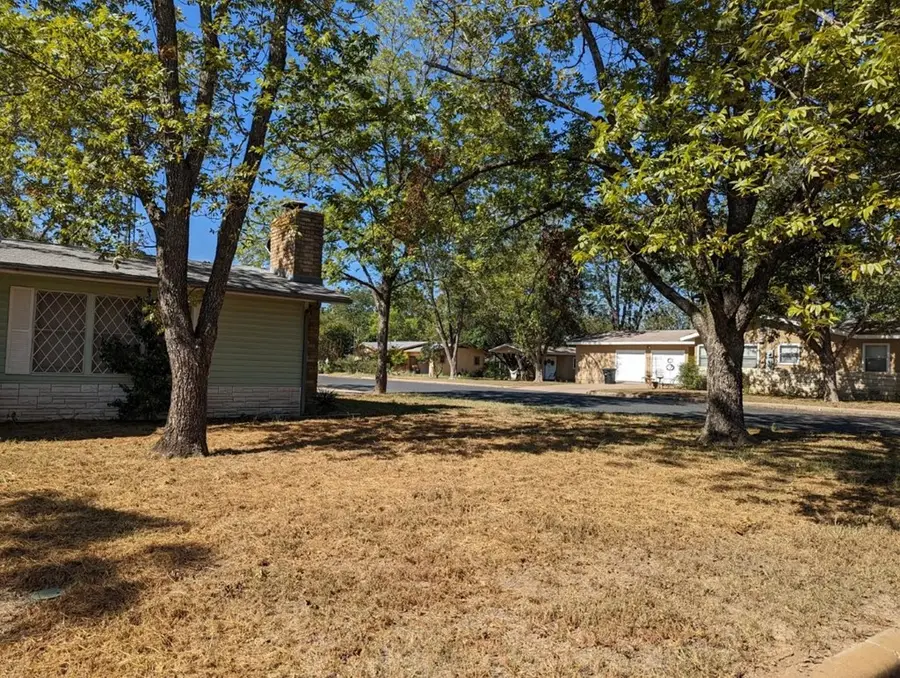 321 W Burbank St, Fredericksburg, TX 78624 - Image #3