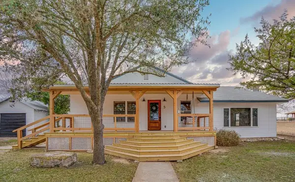 5 N Twin Oaks Rd, Comfort, TX 78013