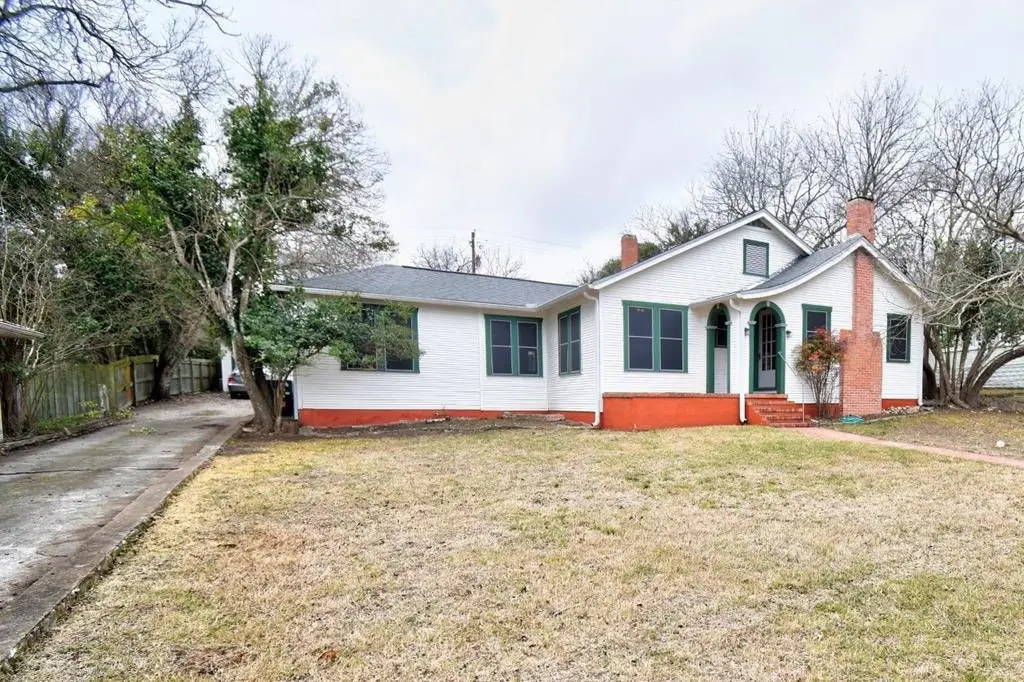 927 N Wheless Ave, Kerrville, TX 78028 - Image #1