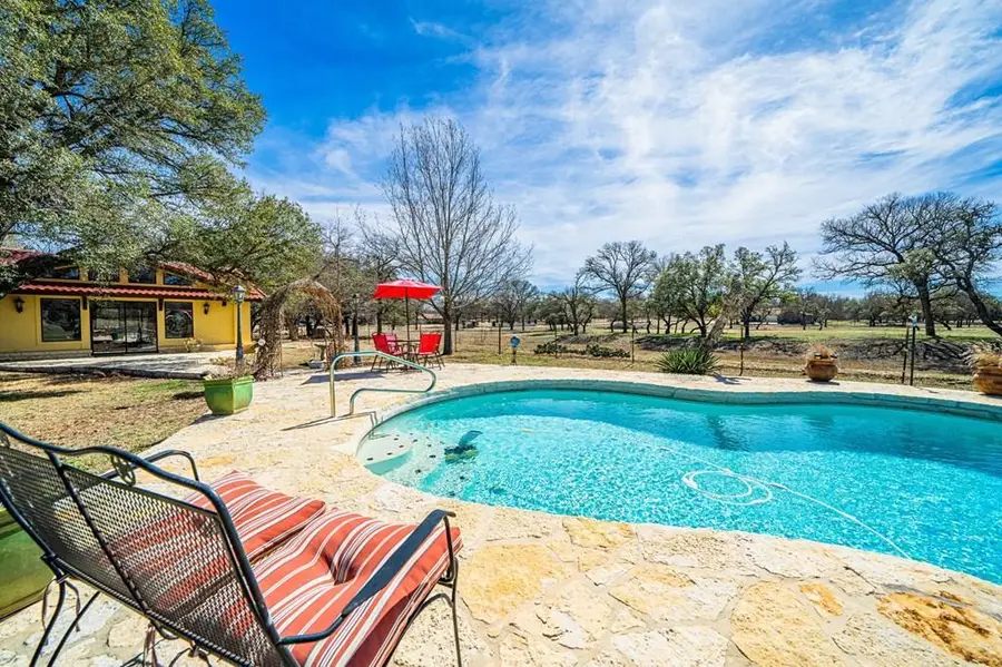 250 Woodland Dr, Fredericksburg, TX 78624 - Image #2