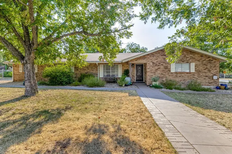 302 Frederick Rd, Fredericksburg, TX 78624 - Image #2