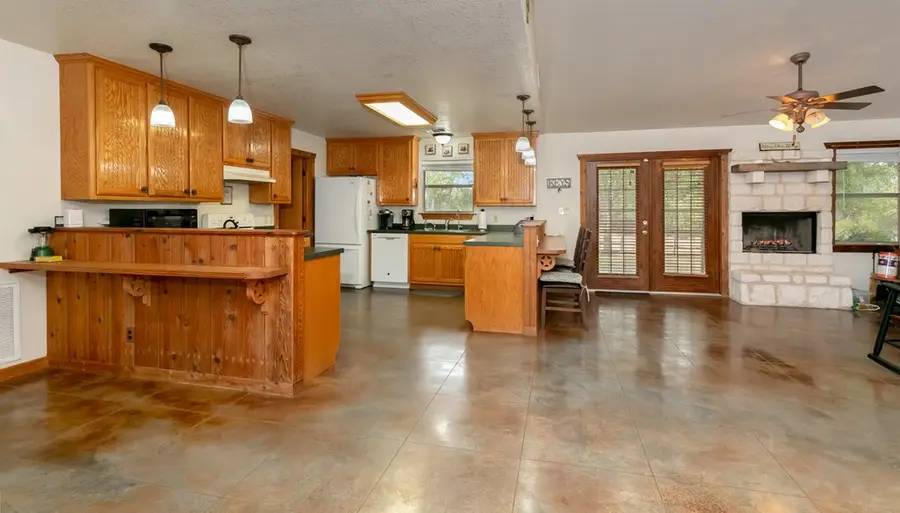 42 E Grand Oaks Dr, Harper, TX 78624 - Image #2