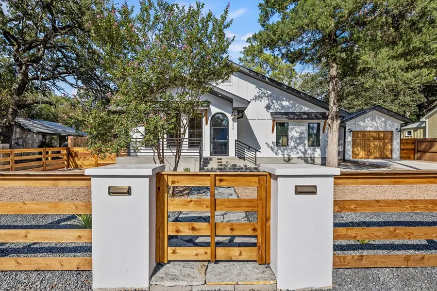 406 E Orchard St, Fredericksburg, TX 78624 - Image #2