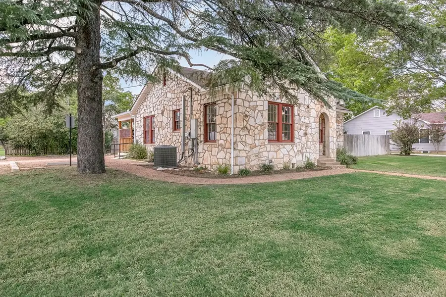 802 N Llano St, Fredericksburg, TX 78624 - Image #2