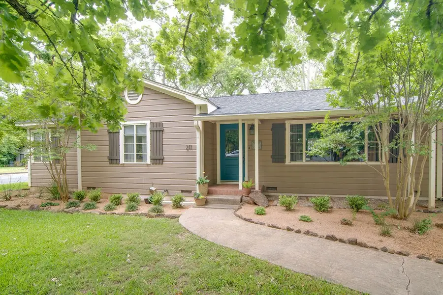 211 E Morse St, Fredericksburg, TX 78624 - Image #2