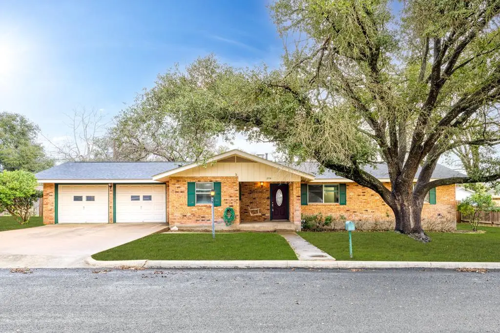 204 Crestwood Dr, Fredericksburg, TX 78624 - #1