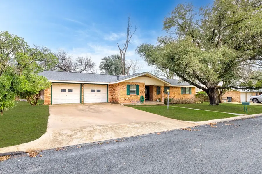 204 Crestwood Dr, Fredericksburg, TX 78624 - #2