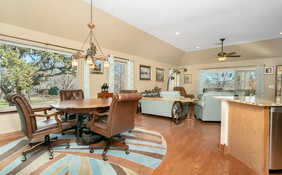 224 E Creekview Dr, Fredericksburg, TX 78624 - Image #2