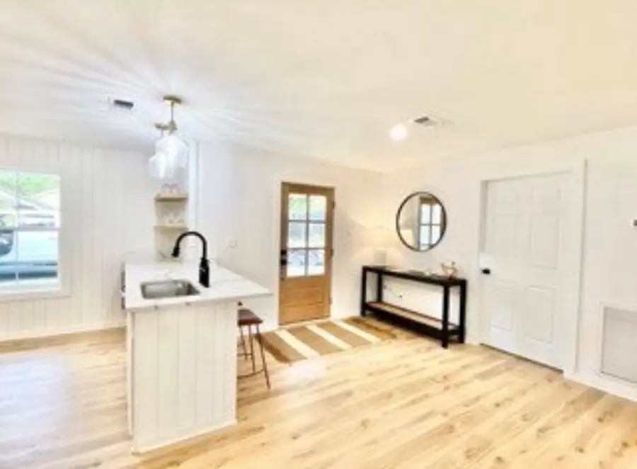 505 W Peach St, Fredericksburg, TX 78624 - Image #2