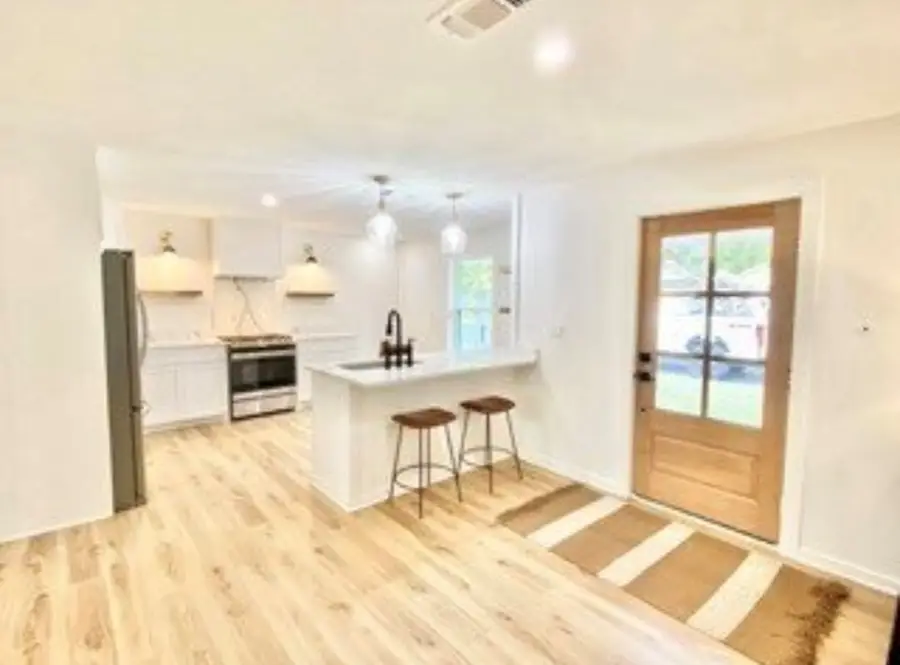 505 W Peach St, Fredericksburg, TX 78624 - Image #3