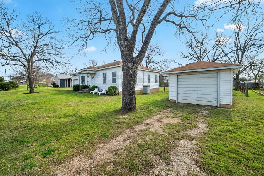 207 S Acorn St, Fredericksburg, TX 78624 - Image #2