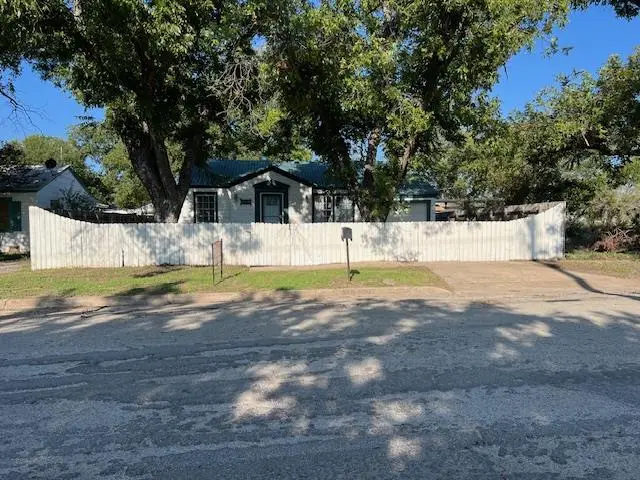 1203 N Walnut St, Brady, TX 76825 - Image #2