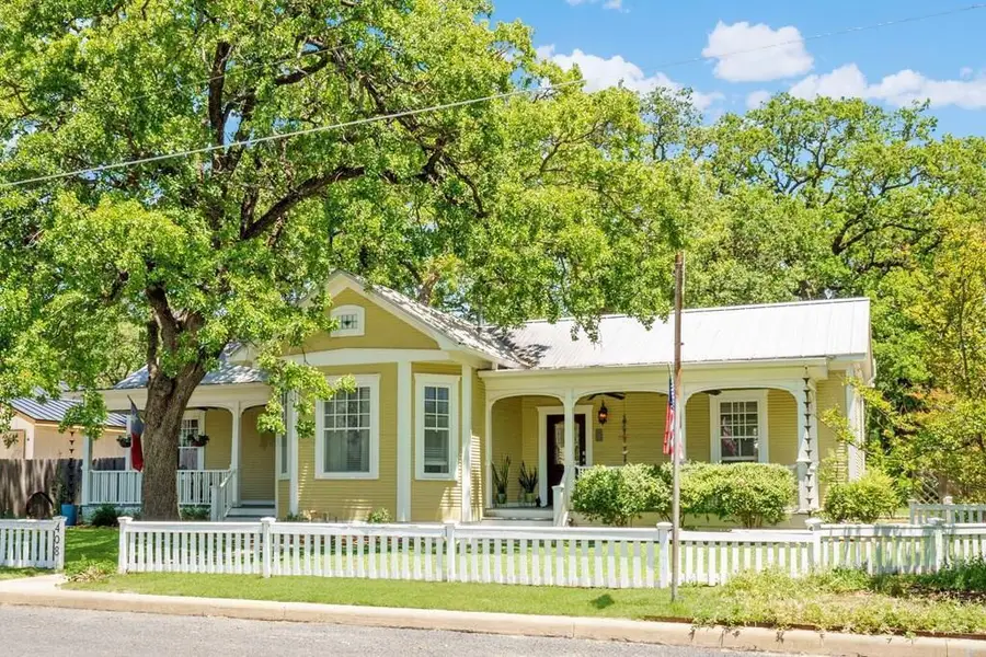 408 E Orchard St, Fredericksburg, TX 78624 - Image #3