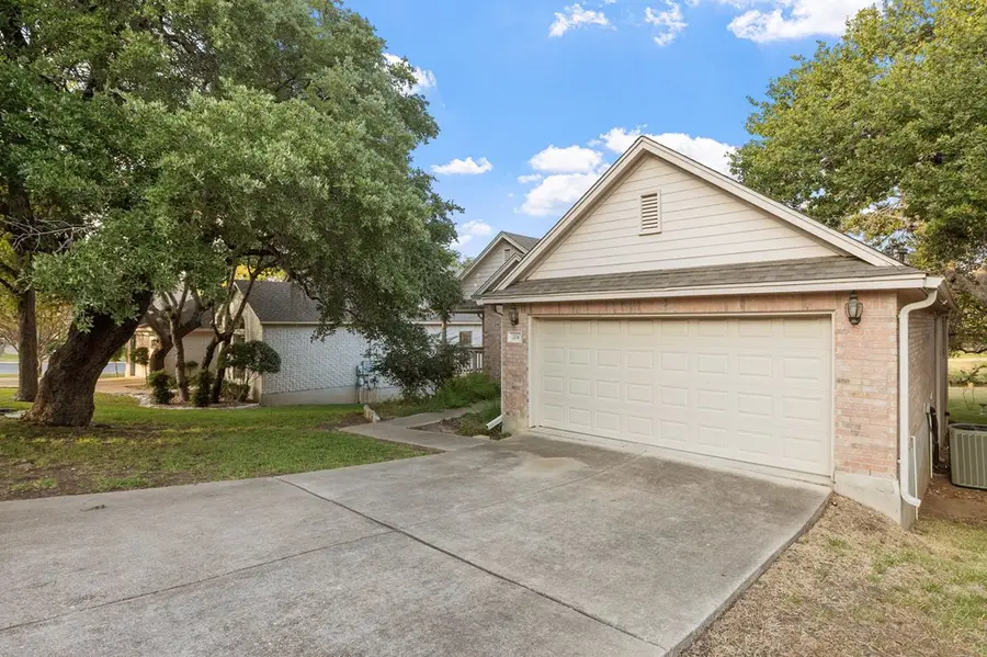 204 E Creekview Dr, Fredericksburg, TX 78624 - Image #2