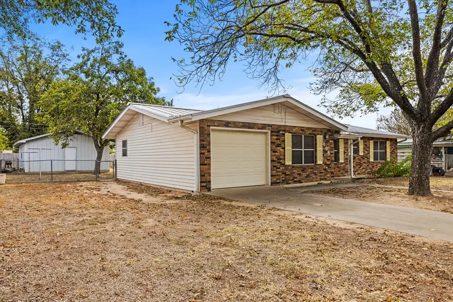 805 N Edison St, Fredericksburg, TX 78624 - Image #2