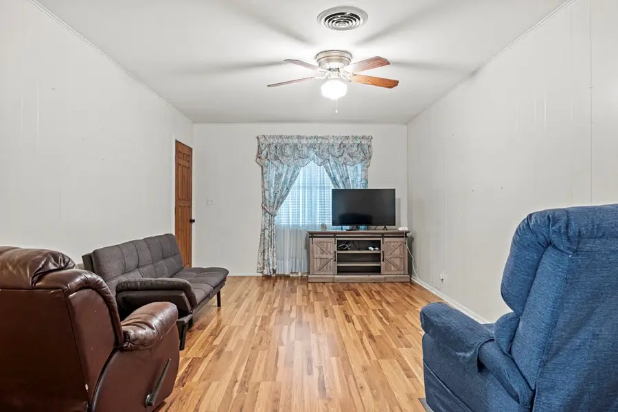 805 N Edison St, Fredericksburg, TX 78624 - Image #3